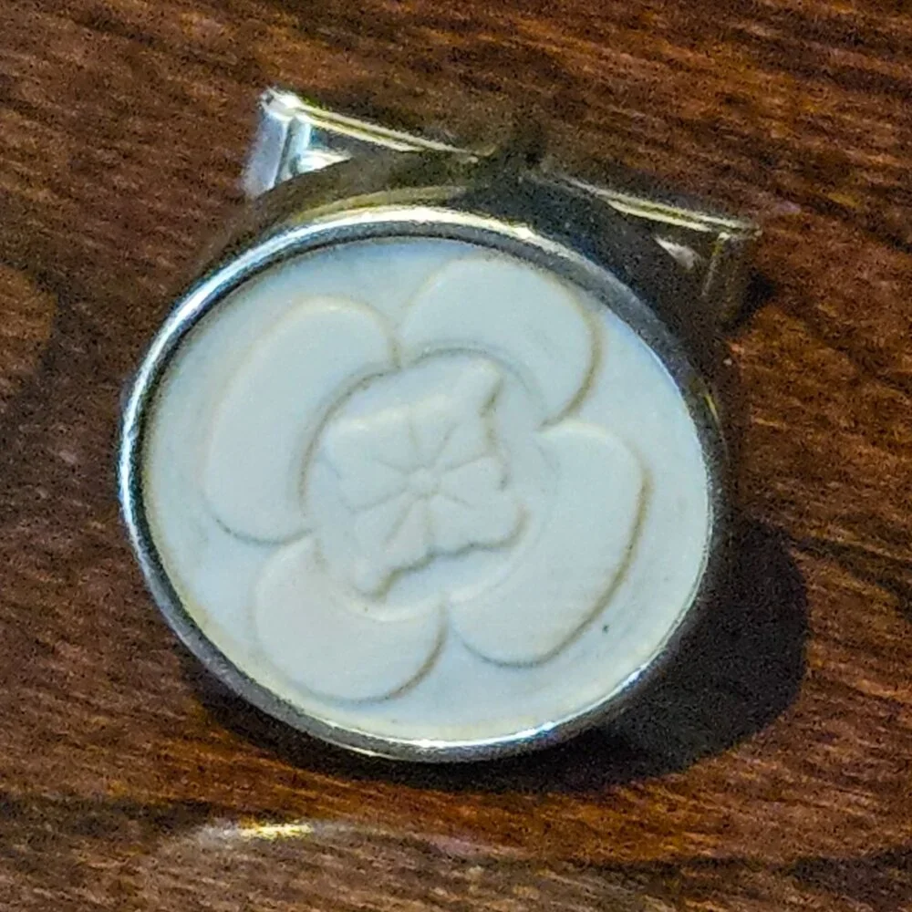 RARE STUNNING VINTAGE ESTATE GUMPS CARVED QUATREFOIL FLORAL 14K GOLD CUFFLINKS